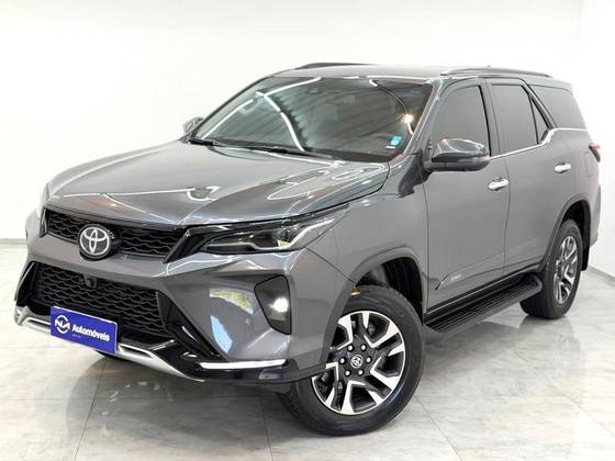 TOYOTA HILUX SW4 2.8 D-4D TURBO DIESEL SRX PLATINUM 7L 4X4 AUTOMÁTICO TOYOTA HILUX SW4 2.8 D-4D TURBO DIESEL SRX PLATINUM 7L 4X4 AUTOMÁTICO